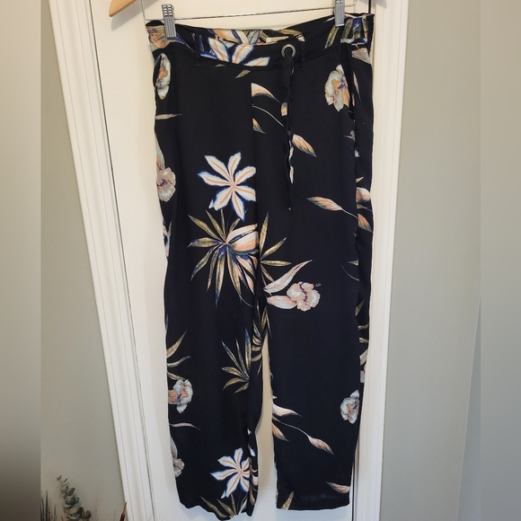 Roxy Waterfall Light Culottes Size Large Black and Floral - Picture 5 of 11